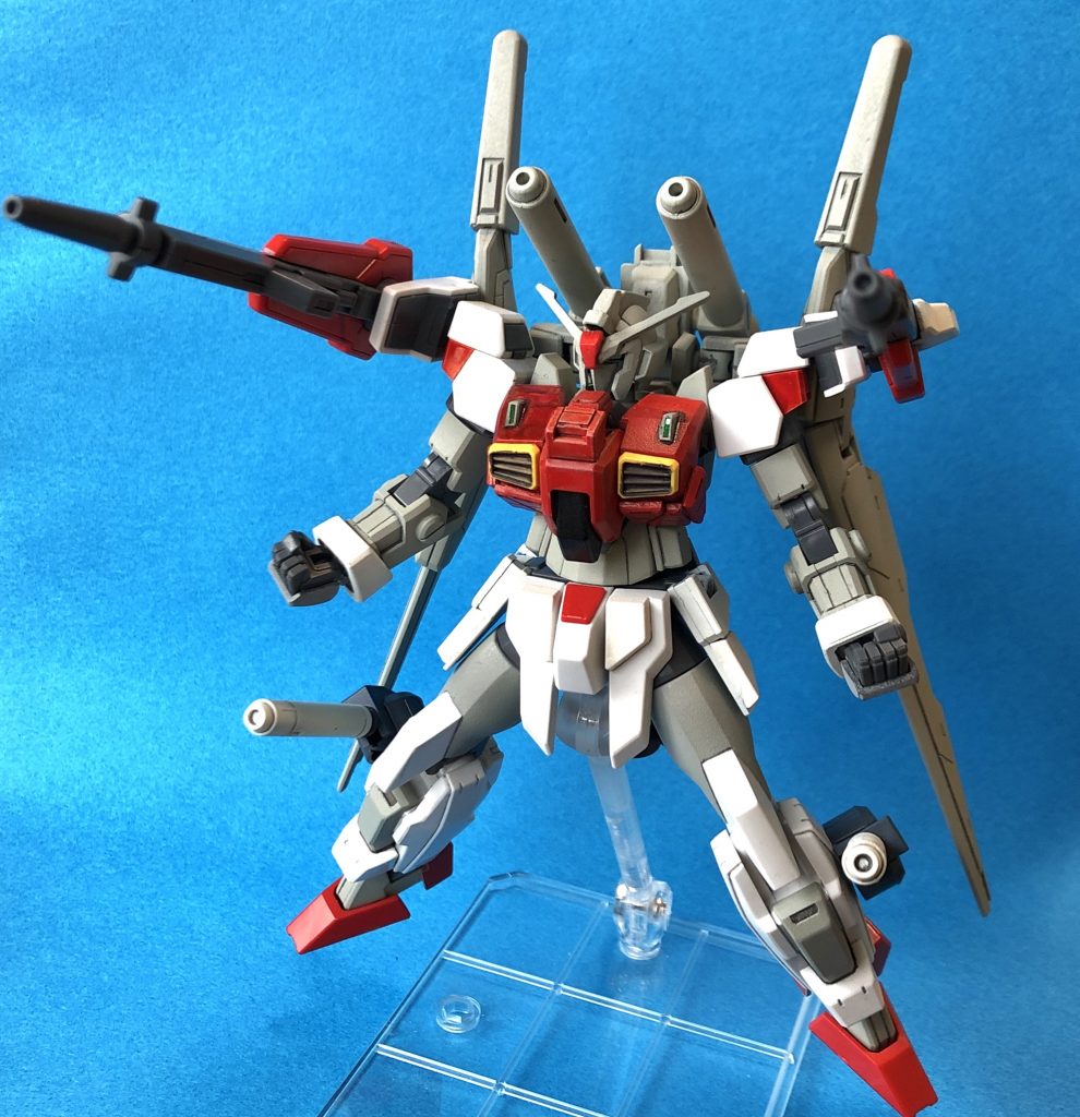 一斉射撃!
...全部ビーム兵器!!
近所の模型屋で展示してもらっていた時にはクレイバズーカを2丁持たせていました