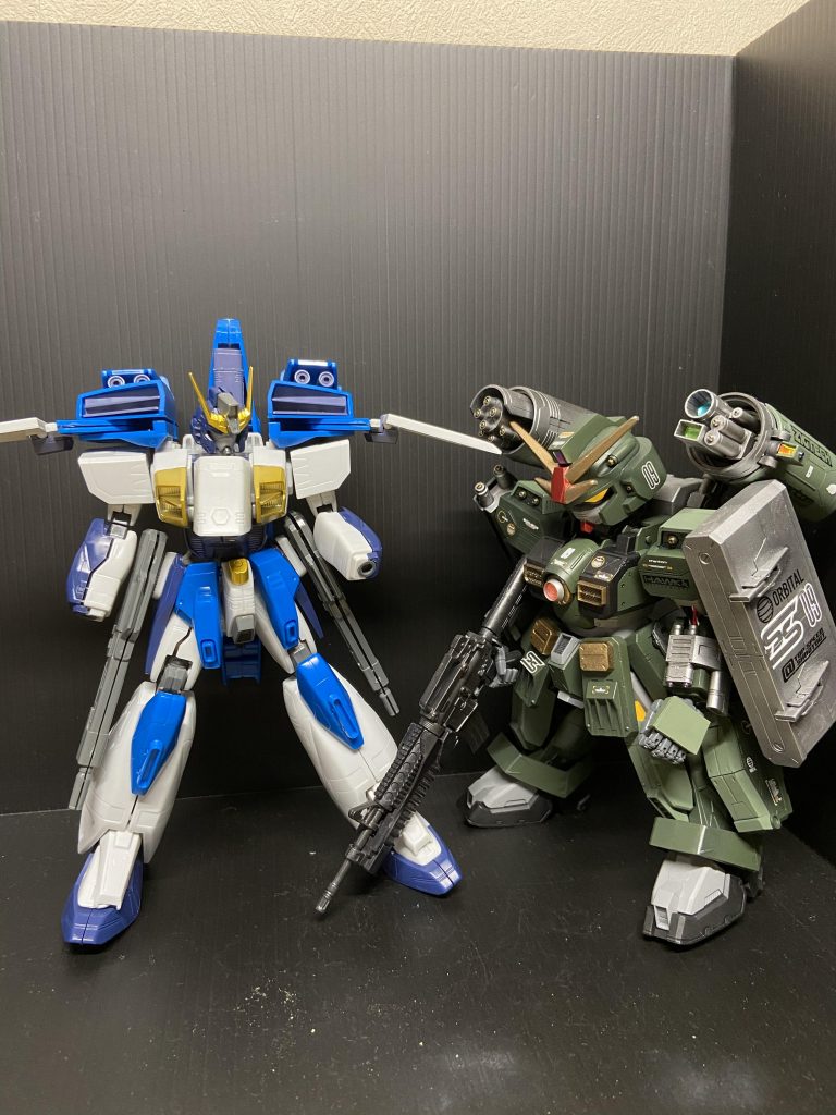 元々、そこまでエアマスター好きでもなかったのですが、作ってみたらめちゃくちゃかっこよく、これは良いものだ。。となりました。このまま仕上げる誘惑を断ち切って、前作レオパルドと並べて同スケールになるよう、切り刻んで身長調整。