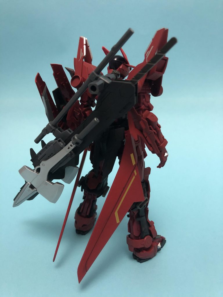 リアビュー。背中にメイン武装がマウントされています。腰にはスカート状のウィングを付けました。