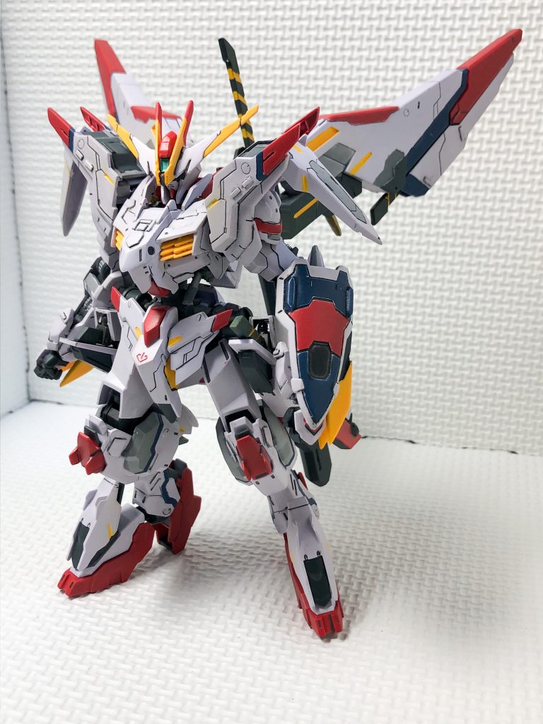 元々のディテールは、そのまま、それを活かす形でディテールを増やしていき、ワンパーツ、ワンパーツ、改造していきました。
　紺色を指し色にして、塗り分けを増やしたり、ラインディテールを入れたりしたので、翼も相まって、いかにも外伝系の機体になりました。