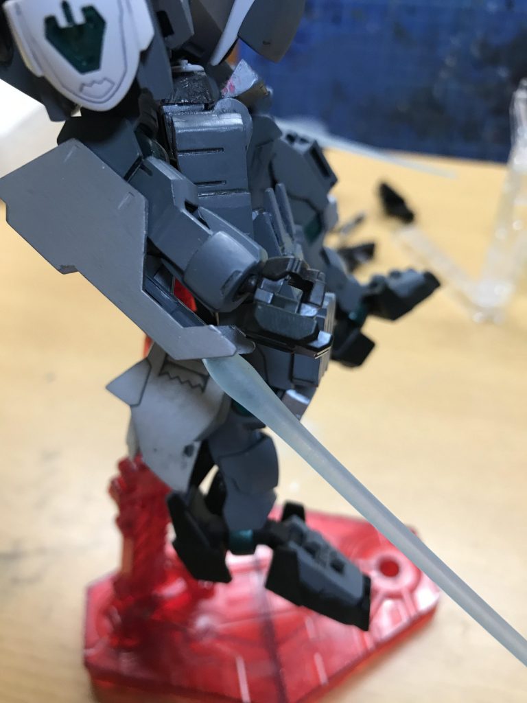 腕にMGユニコーンのビームサーベルを仕込み、トンファーのようにしました。