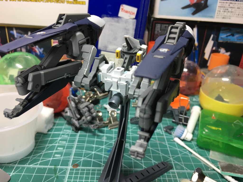 　背面はビルダーズパーツHDのMSアーマー01でデコレート。子の写真を取った後に3㎜軸を植えてヘイズルのブーストポッドに差せるようにしました。 