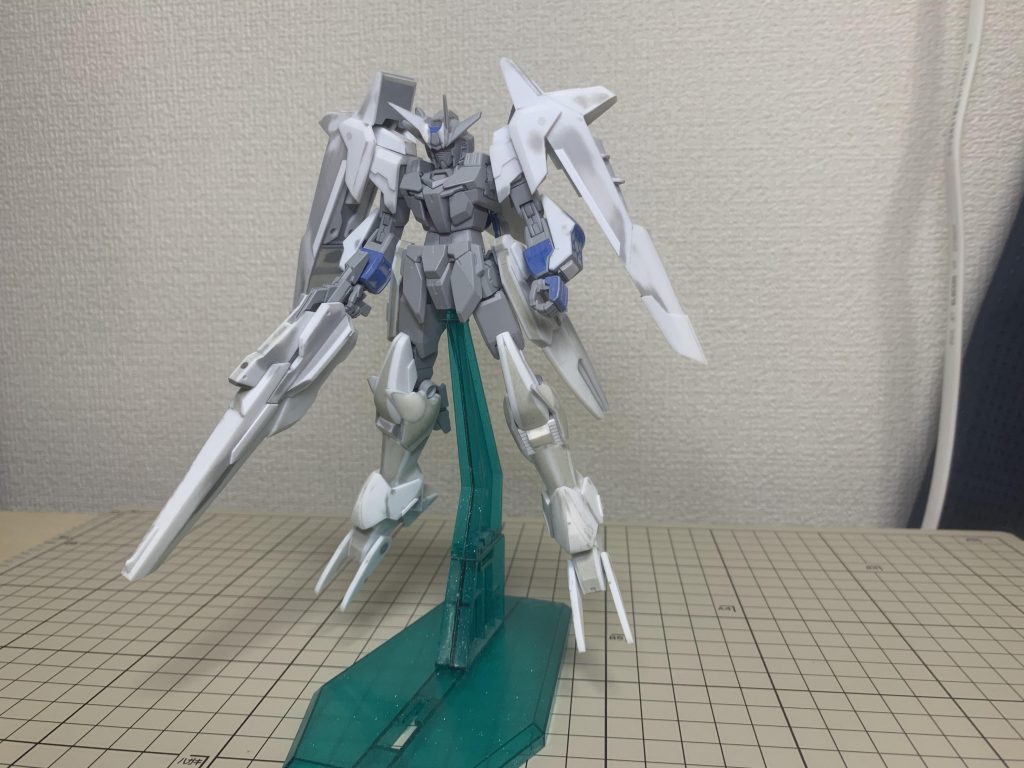 製作後期段階間延びした部分や隙間にディテールを入れる作業です。特にふくらはぎは後の作業を考えていない形状だったので、とても苦労しました…