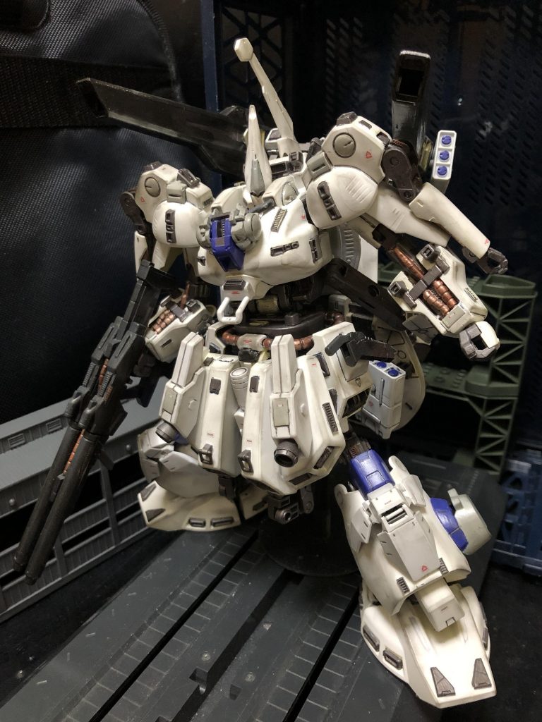 oyz「シロッコ様が戦闘時にノーマルスーツを着用しないのは、THE–Oに搭載したバイオセンサーの感知を高める為で、シャアの様に、自信があるから着ないんだよ〜っていうちょっと常識のない理由などでは無い事も付け加える必要がありますね。」シロッコ「フ、あの様なニュータイプの成り損ないと一緒にしては貰いたくないものだな。」oyz「ですが、この搭載されたバイオセンサーが、Zガンダムの“スイカバー☆アタック”を避けられなかった最大の原因なんです。」シロッコ「......何だと!?」oyz「バイオセンサーの感知により、反応速度、追従性能を得る。この操作系統を持つが故に、更に圧倒的なニュータイプ能力とバイオセンサーなどのサイコミュ装置を持つ敵には、システムをハッキングされて機体制御を乗っ取られるという、危険も孕んでいるのです。」シロッコ「私のニュータイプ能力を超えるなど、あり得ん。」oyz「民放でも映画でも、感情の昂りによって増大した、カミーユのニュータイプ能力、それを感知し、外部まで強い影響を与える程に肥大したZガンダムのバイオセンサーによる影響で、一時的にTHE–Oはコントロールを失い、動きを停止してしまったのです。」シロッコ「私が、感情的になった小僧のニュータイプ能力に破れたと、貴様はそう言うのだな!?生の感情を丸出しで戦うなど…これでは人に品性を求めるなど、絶望的だ!」oyz「ですが、それが事実です。感情の昂りがニュータイプ能力に直結するっていう事もあるんです。」シロッコ「ううむ、子供ならではの感情の昂り、それにより、一時的に私のニュータイプ能力を上回った、という事か。所詮はニュータイプも人間、という訳なのだな。ならば、それ相応の対策をせねばなるまい...。」oyz「ご安心ください。その対策としてTHE–Oを改造した機体、それがこの、“THE–O Weiber−Teufel”なのです!シロッコ「ほう。そこまで理解した上での改造ならば何も言うまい。信じよう、室長。」oyz「ありがとうございます。」シロッコ「では決戦の時だ、出撃する。レコアはパラスアテネ、サラはボリノーク・サマーンで来い。遅れるなよ。」oyz「えーっと、先ずパラスアテネなんですけど...。」シロッコ「どうした?」oyz「ちょっと申し上げ難いのですが...コレです。」