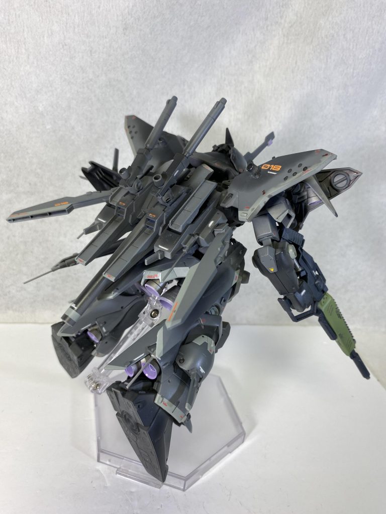 カラーリングは当初メッサーシュミット風の迷彩をイメージしてましたが、モタモタしてる間に先を越されたので現用ステルス機風に。F22を参考にしてます。