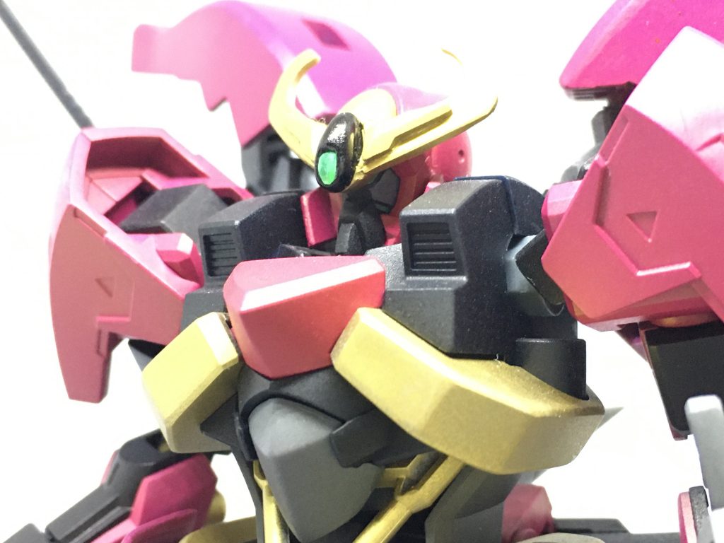 真っ暗でなかなかわからない顔。漏影や百里、複眼が多いテイワズだけに、四つ目がいいかなぁ、と。ツノはバッグクロージャー、チンガードとツノinツノは30MMアルトの陸戦強化パーツの頭部パーツから切り貼り。ツノ真ん中の額センサーは、WAVEのZバーニアに削ったH.EYESを接着。ジンクス顔の頬はグレーで塗ってます。