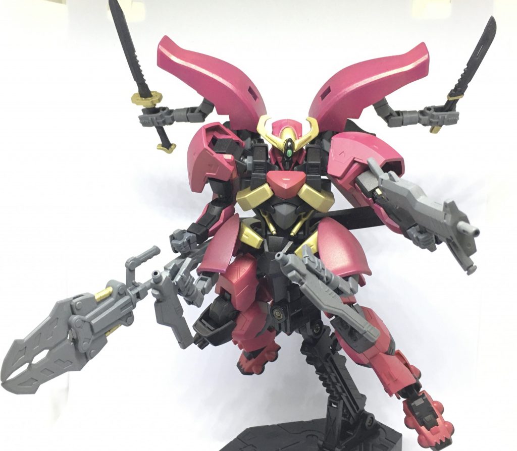 倚天・阿修羅の名に由来するモード阿修羅。実はお話を考えながら、マクマードが乗っていた時分はサブアームがなく、エーコがサブアームを搭載し阿修羅の異名を付けたという設定で構想してました。スラスターのローゼンズールカバーが前面まで回るので、二刀流の交叉も可能。ガンダムフレームとの取っ組み合いでも6本腕で負けません!