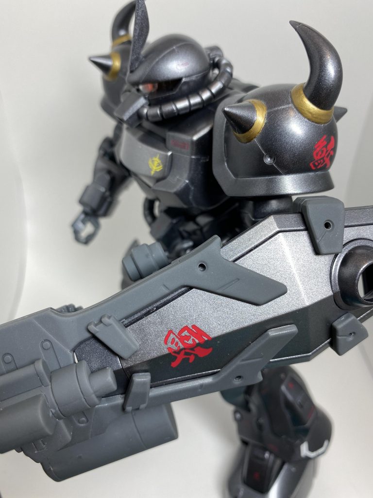 『鮫』でございます。肩にもさりげなく。