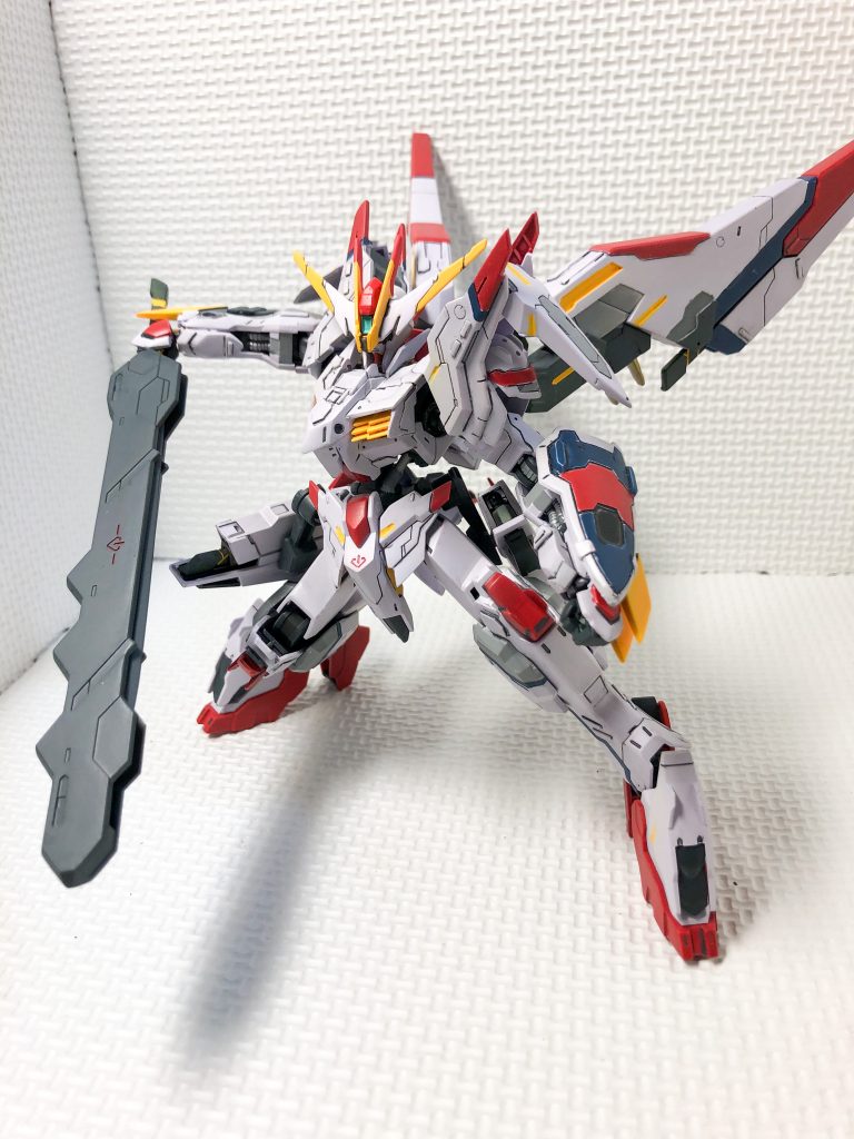 バスタードメイスを構えさせました。
こういう大型の武器は、ただ構えるだけでも様になります。