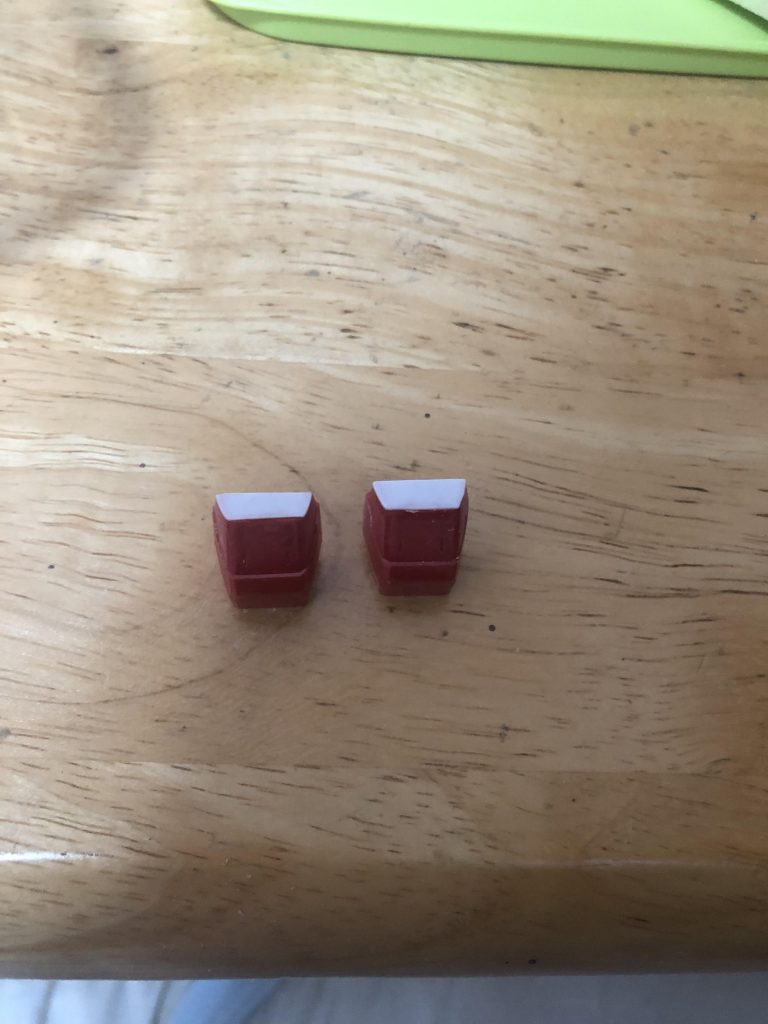 後ろ脚に0.3のプラ板をはり脚を高くするようにしました。