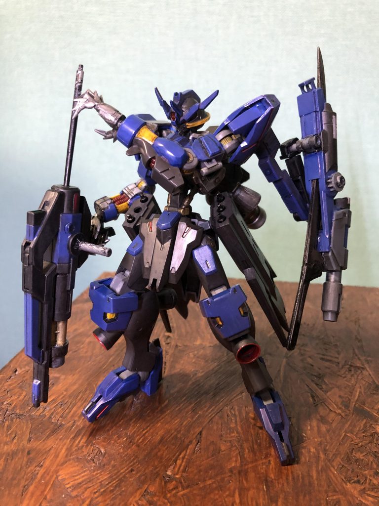 サイドスラスターに弾頭を格納してます。バーストサーベル無いけどサイドスラスターは残したい活かしたいという思いがあってこうなりました。満足満足。合計7発のダインスレイヴ発射できます。装填して、後ろから指でデコピンすると思いのほかよく飛びます。禁忌の兵器です。