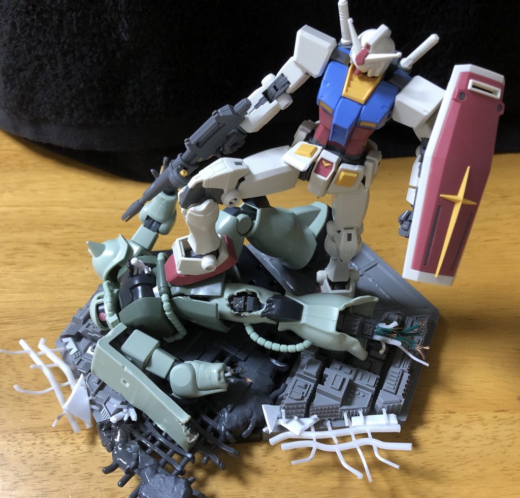 始まりはザク単体でしたがwww  たまたま一緒に作った？ビヨンドグローバルを眺めてる時、踏んでみるか？と合体！それだけではと思いパイロットハッチも開けて逃げ出してみる。