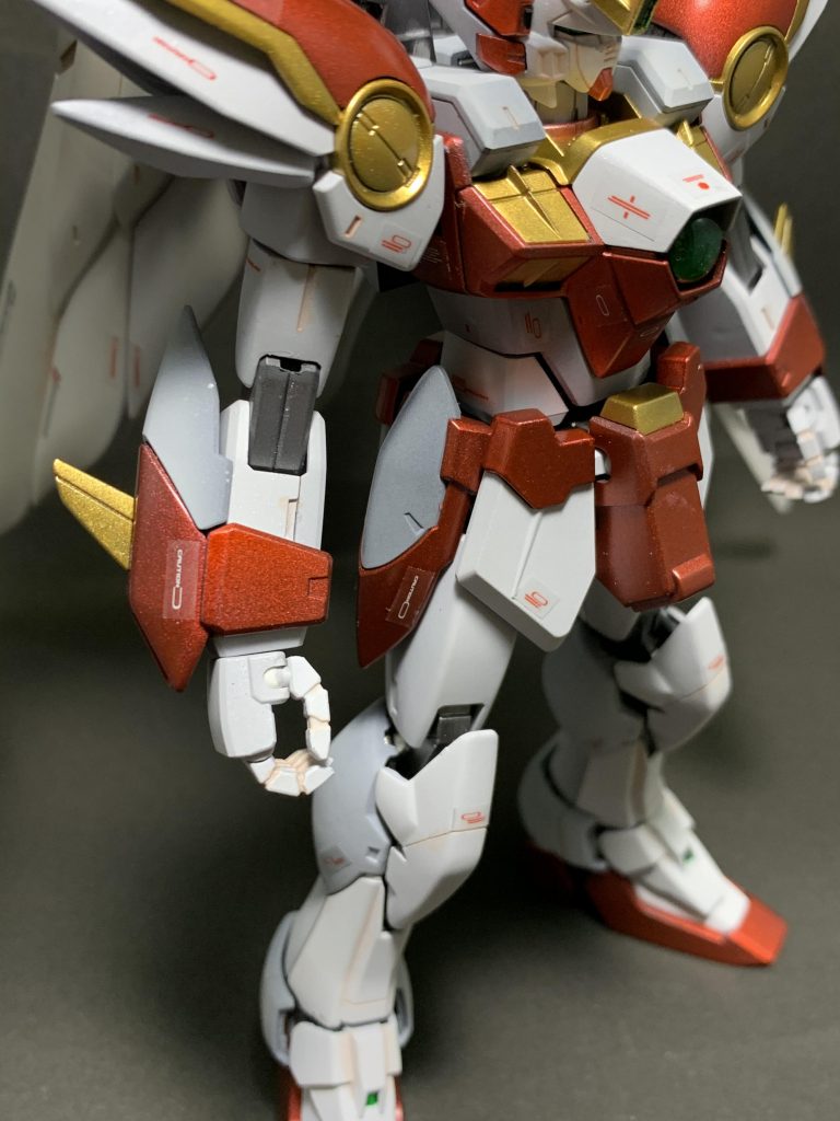 サイド。
約15年前のMGにはマーキングシールが水転写デカールは無く、シールと擦り付けるタイプのデカールのみ。
塗装の上に貼るシールはちょっと粗が目立ちます。