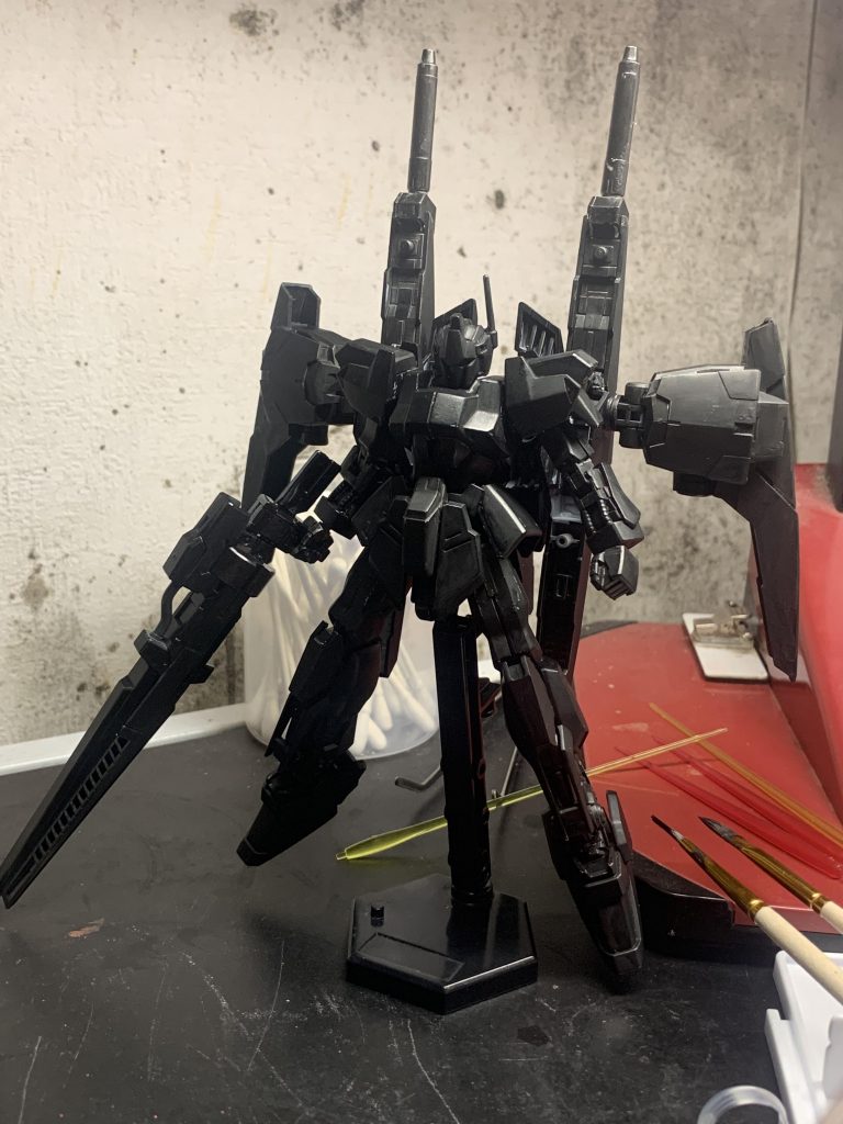 黒下地状態
意外と真っ黒もかっこいいと思いました。ビルドのハザードフォームみたいに艶消し黒とメタリックブラックで作品を作ってみたくなりました