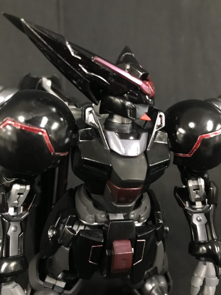 顔は面長で気に食わなかったので、縦幅を詰めて、前に迫り出すように改造しました。顎は尖らせています。