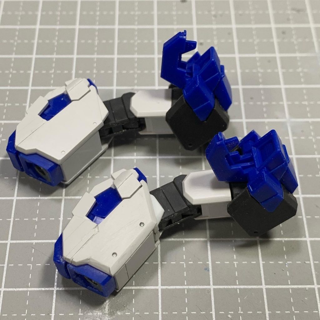 設定画でもどうなっているのかよくわからない肘関節。キットでは隙間が目立ったのでオリジナルアレンジしました。面構成も少し堅い気がしたのでC面を削って少しスリムな印象に。