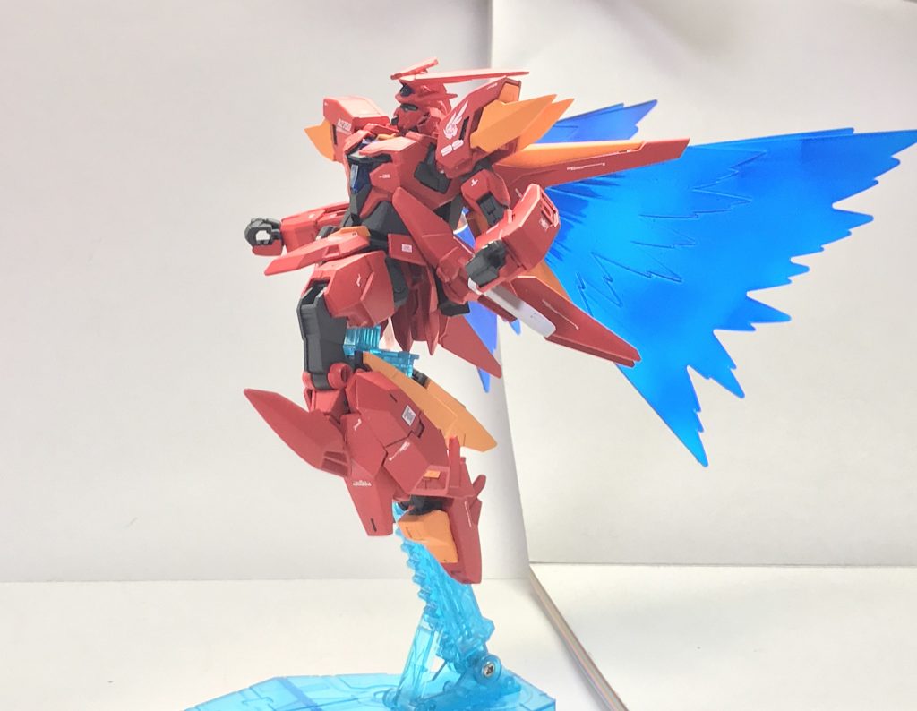 しかし、運用した上でスタッフが感じたことを総括するのであれば、冒頭で彼が述べた通りこの機体はミノフスキードライブによる高速戦闘が目的なのではなく、漫画作品「クロスボーンガンダム 鋼鉄の7人」においてトビア・アロナクスが目論んだ通り、F99に搭載されたミノフスキードライブによる惑星間航行、それこそが真の目的だったのではないか、ということになる。

P9、という文字列が何を意味しているのかも不明であり、そして本機のクラッシュデータが発見されたバックログは、「ヒロト」の感情データ群に紐付けられない場所に眠っていたことから、「コアガンダム」が、ダイバーではなくガンプラが考えていた、夢見ていた可能性の一つなのではないかとスタッフは推察し、同僚にそれを熱く語ったが、無言でエナジードリンクを手渡されるという結果に終わってしまった。

それでも、本機の改修プランが採用されなかった理由があるとすれば、それは「鋼鉄の7人」劇中でF99による惑星間航行は無謀であるとされていることか、もしくは、本機がプラネッツシステムさえ必要としない、「一人ぼっち」な改修計画だったからなのではないかと推察される。

余談ではあるが、ELダイバー「リゼ」はコアガンダムを見た時に涙を流し、彼がリアルで用いる姿、モビルドール形態は赤いコアガンダムそのものなのだがそれをこのスタッフが知ることはなかった。




長々と失礼しました。レコードブレイカーモチーフの没プランということで冥王星+9のP9なコアガンダムです