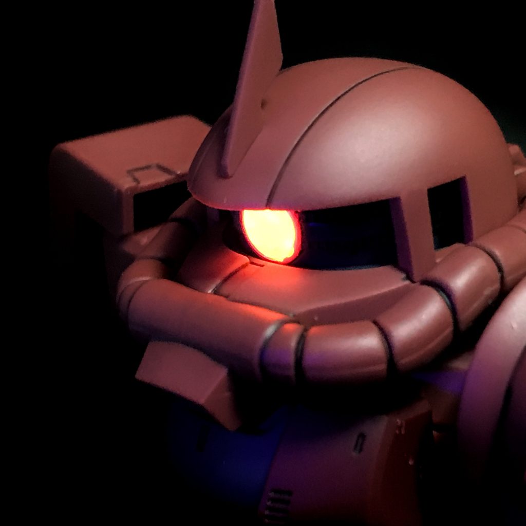 モノアイには蛍光レッド（クリアタイプ）を塗りました。ブラックライトで光らせています。