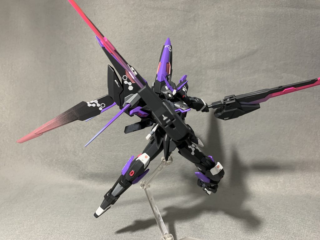 武装はGNパルチザン、GNビームサーベル、GNルナティクスブレイド。と、インパルス譲りのCIWS。