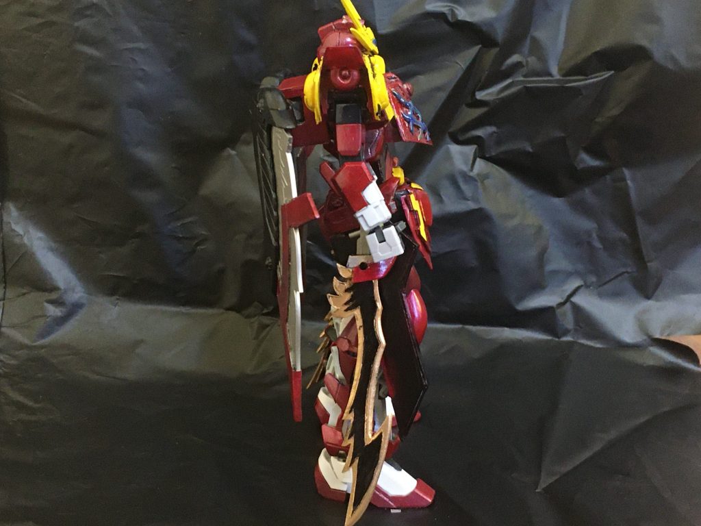 後ろと横。剣はサイドスカートに装備可能です。