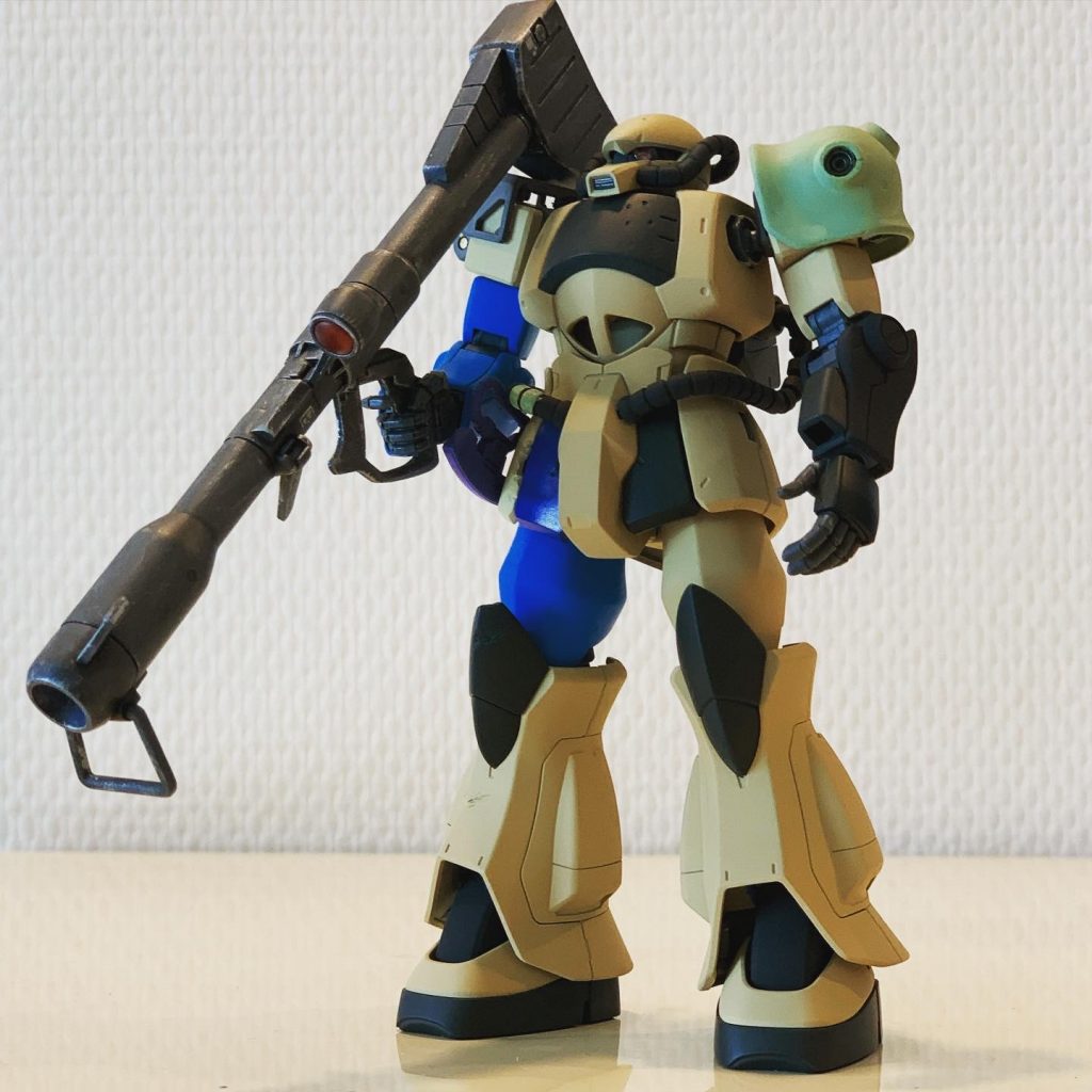 基本塗装が終わったところです。クレオスのタンとブルー、タミヤのNATOブラックとライトブルーで塗りました。関節類は未塗装です(艶消しクリアのみ)。どのキットでも毎回、基本塗装状態を見て「ここまで結構苦労したけど、本当にかっこよく仕上がるのかな...」と不安になります(笑)完成状態と見比べると、この後の工程がいかに大事か思い知らされます。基礎工作も勿論大切ですが、ウェザリング技術をもっと重点的に磨きたいと思う今日この頃です。作っているうちに思い入れが深くなり、投稿内容も非常に長くなってしまいました。最後までご覧いただき、ありがとうございました。 +