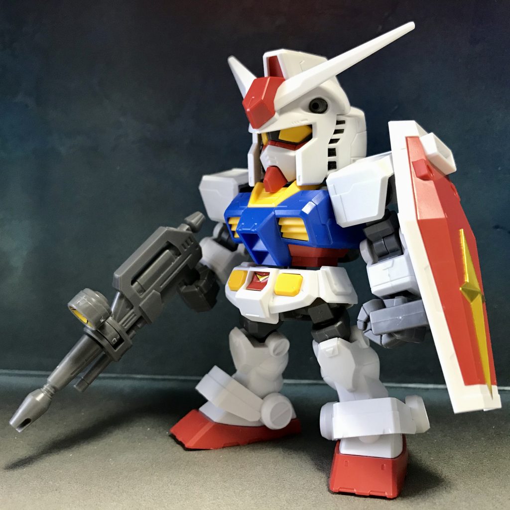 初めてで何を作るか迷いましたが、RX-78とシャア専用ザクのセットがあったので、間違いなかろうと選びました。CS（クロスシルエット）フレームのみのキットです。
写真は完全なパチ組みです。一部シールを使うものの色分けはほぼ完ぺき、合わせ目もゲート跡もほとんど目立ちません。しかもあっという間にできました。SDってすごいんですねー！(^^)
    +