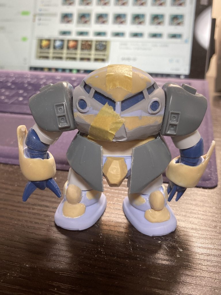 胸部と股関節部の間に腰パーツを自作。爪は当初Gジェネズゴックのものを使おうと思っていたが、HGUCズゴックEのものに変更。
    +