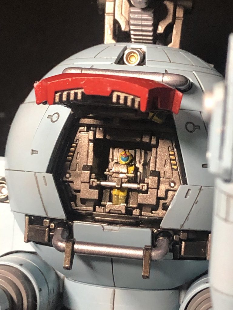 コクピット内部もしっかりと塗り分け済み映ってはいないけど、コクピットのパイロットの正面にあるコンソール画面も塗り分けしてあります(写真撮る前に接着しちゃった)
    +