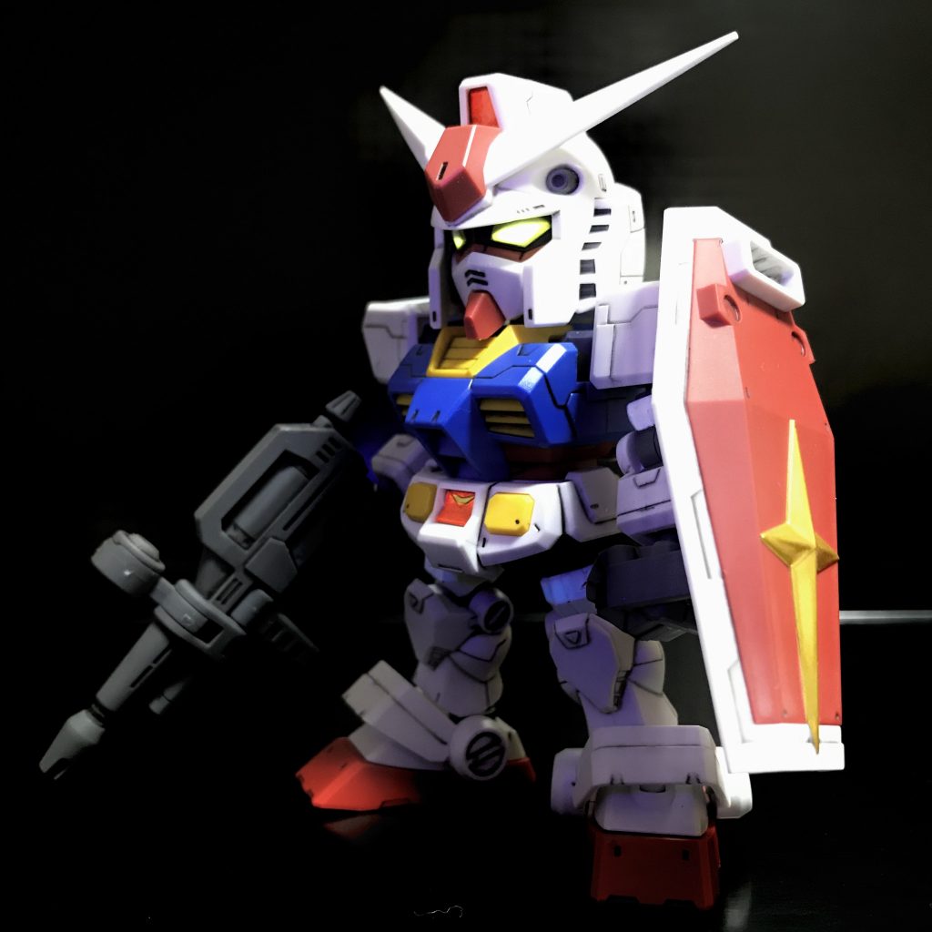 アンテナをシャープに削り、ガンマカで少しだけ部分塗装して、墨入れして、ツヤ消しトップコートをしました。モールドも多いので、墨入れだけでもかなり映えます。目は、ブラックライトで光る「マジックルミノペイント」の赤と緑を混ぜて塗りました（加法混色）。
    +