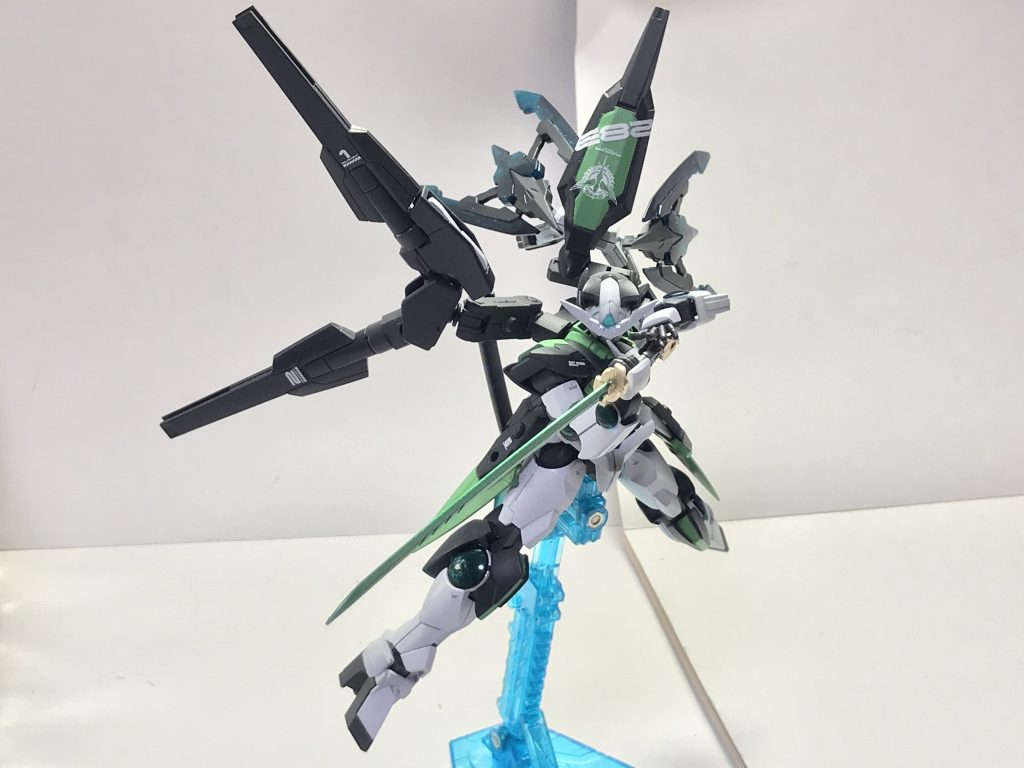 GNカタナ・冬霞。トランザムブーストモードFによる出力増強を利用し、刀身に圧縮したGN粒子を送り込むことでGNソードVと同等以上の威力にまで引き上げる本機の奥の手である。味方をサポートするために近接支援機を選んだものの、それはアタッカーとしてのアグレッシブさを捨てることと同一ではなく、ダイバー本人の姿勢同様支援機ゆえに火力が低いと侮った敵に対して叩き込む後の先を取る武装となっている。