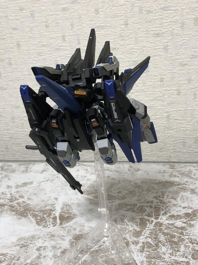 大気圏突入形態翼などを閉じて出来る限りスマートにした形態で、両腕に装備しているビームシールドで機体前面を守りながら大気圏突入をする。ビームライフルが壊れそうである...付ける位置間違えたかな...？