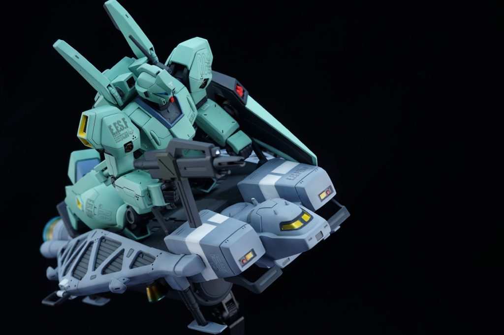 発艦後そろそろ戦場に着きそうなので牽制射する感じで。
これ横の取っ手?に武器懸架するのもカッコいいかもしれませんね♪
バズーカラッチ的なアタッチメント作ってみようかな?