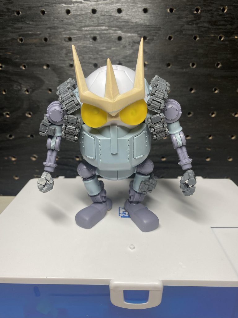 塗装前です。
各場所につけるベルトは3ミリで穴を開け接続しています。
バランスよく配置するのに手間取りました。