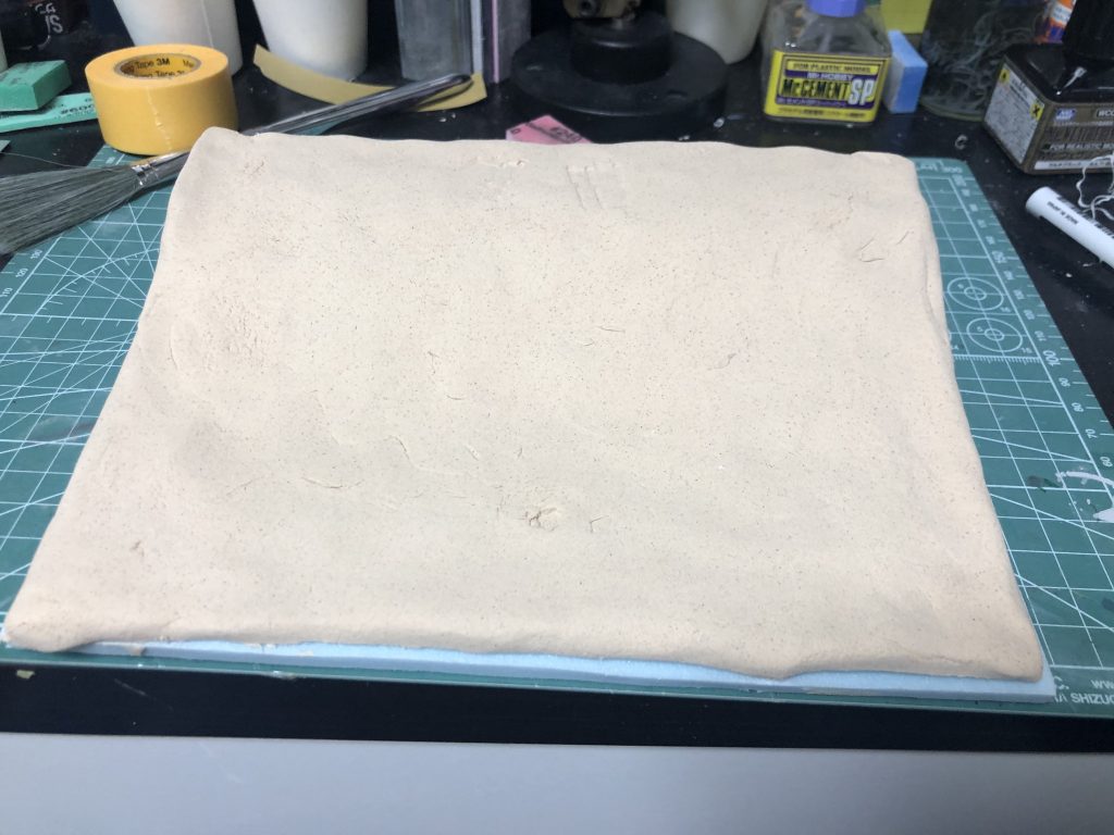 イライラポイント💢
スタイロに木粉粘土盛って土台作ってます。時期的天候悪くて乾かず。
急いでなくても、待てない気の短い性格には耐えがたいものでした。