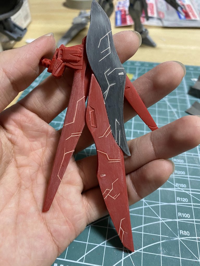 翼はかなり彫りました