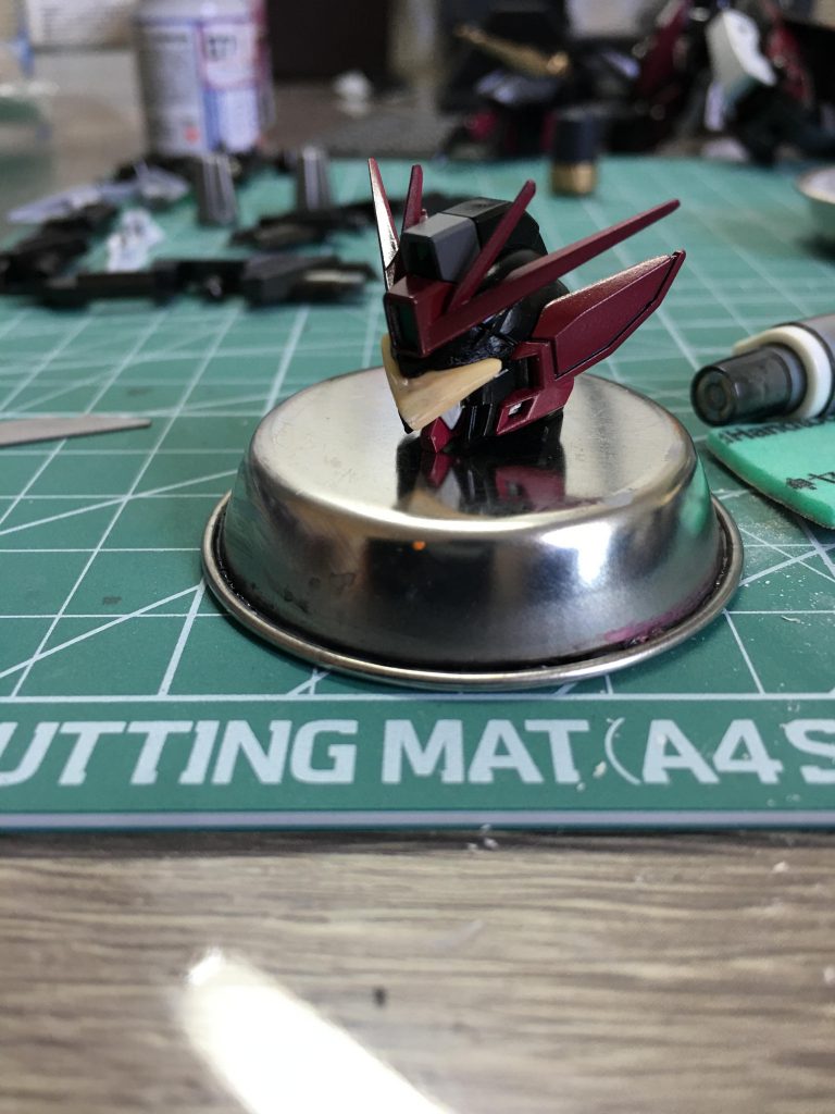 バイザー作成中です。パテはタミヤのエポパテ速硬化タイプを使用しています。