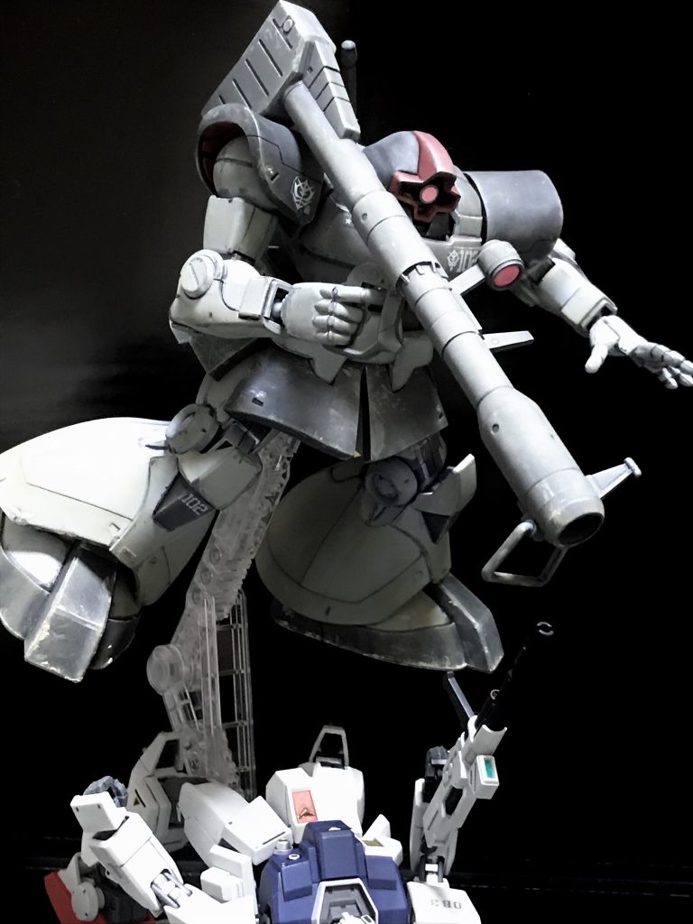 （カレン）上かっ！？ガンダムを飛び越えてガンタンクを狙いに！のけ反り倒れ込みながらビームライフルでドムのバズーカを切り裂くカレン。