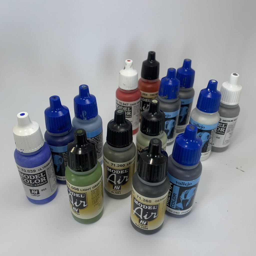 塗装はファレホ筆塗り。14色使って重ね塗りやドライブラシをしています。
    +