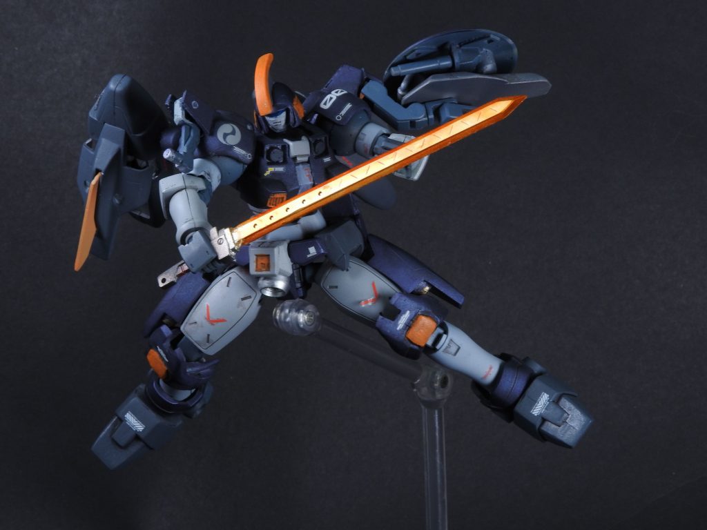 もう１つの追加装備、ヒートキャリバー。高出力のヒート系兵装で特にナノラミネートアーマーに対して有効な兵装。
中距離から大推力で一気に距離を詰め、居合の要領で切り捨てる事で阿頼耶識による反応向上の恩恵を与えずに鉄血系MSに対応するための装備。

不使用時はシールド裏にマウントする。