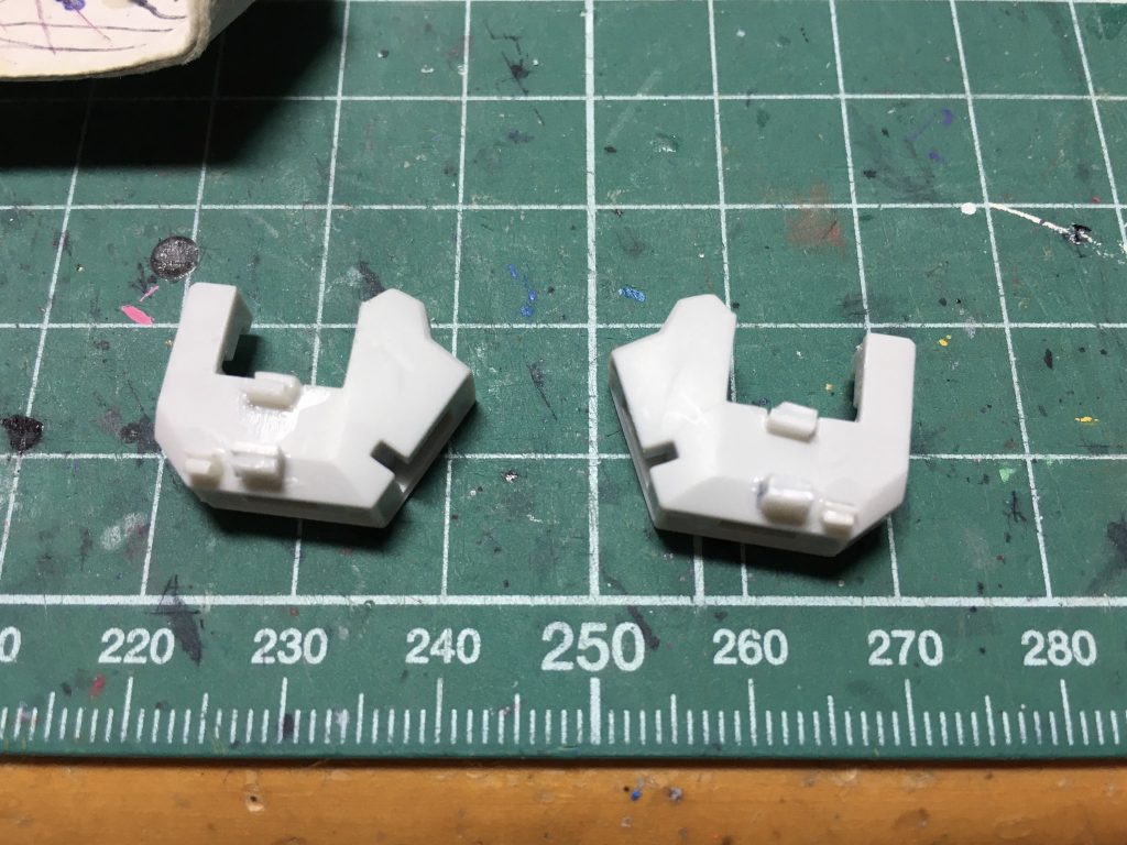 脇パーツで使わない穴はプラ材を使って埋めました。整形後、脇のすぐ下に0.75mmプラ板を貼り、肩の軸が下がらないようにしました。