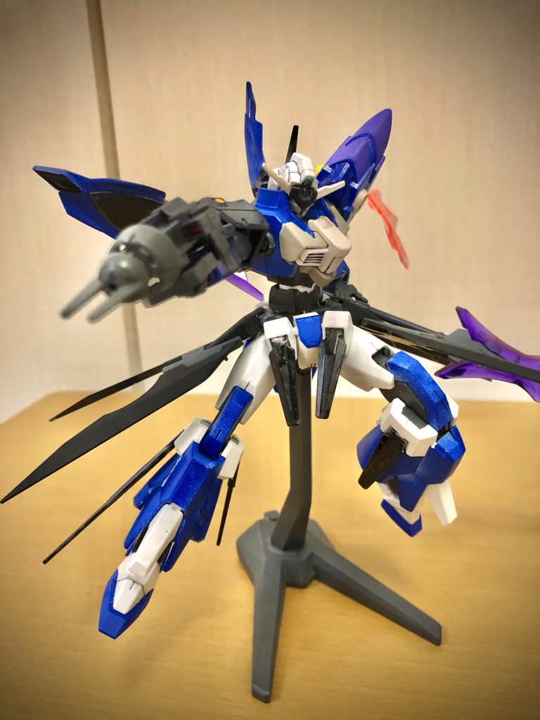 左手にくっついてる武器からはサーベルとビームバルカンが出てきます。腕と一体型になってる武装カッコいいですよね。