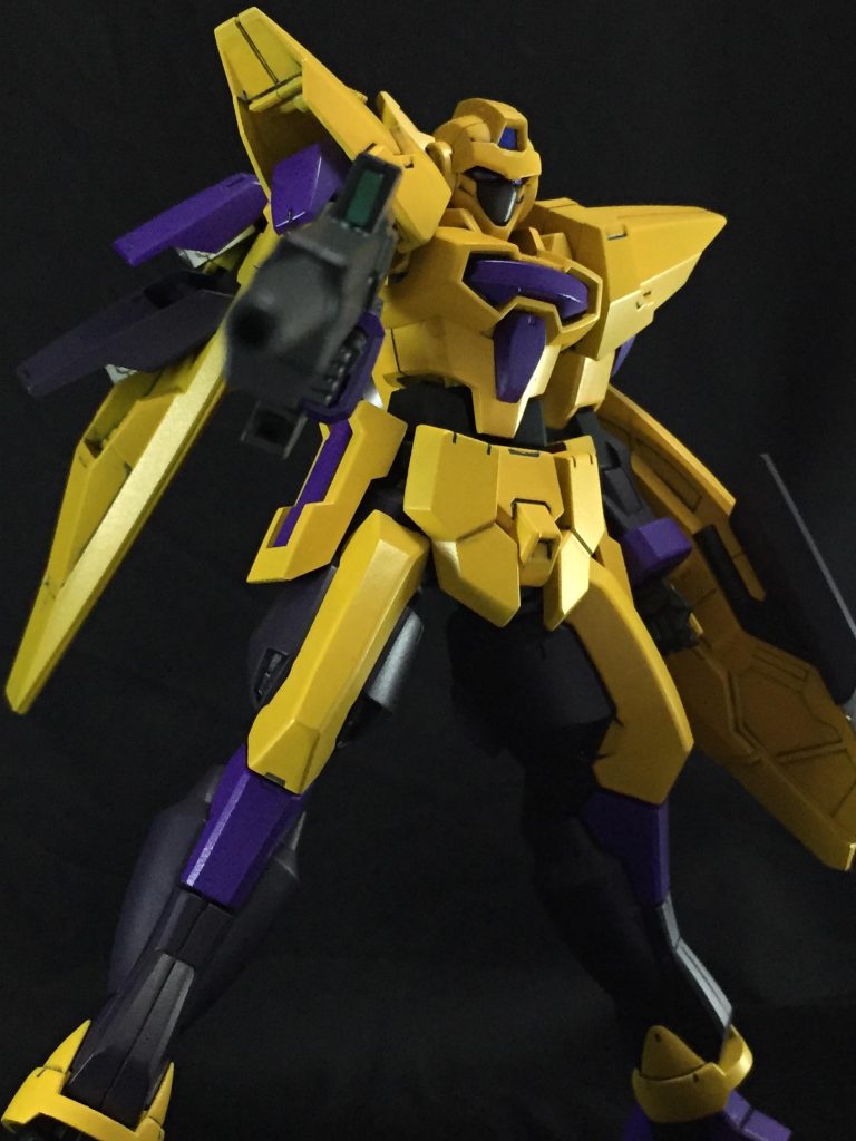 本当はビームサーベルなり刀を持たせたいのですが
肩と背中が干渉して稼働が狭いです。
素立ちが似合うのですが配色の影響で威圧的に見えます。