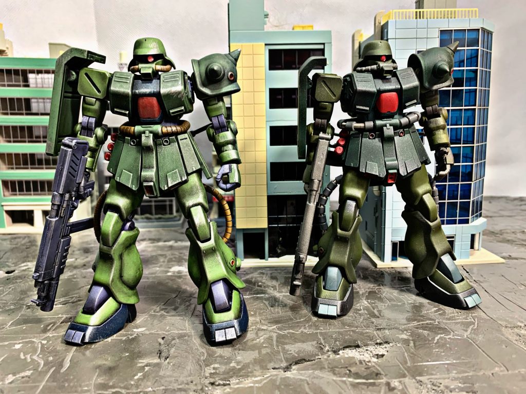 左が成型色仕上げ右がエアブラシ仕上げです。