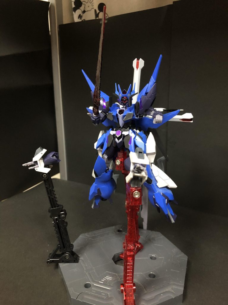 ハンドビット/ビームガン兼ビームサーベル＋隠し腕変則的な動きは目標の予想を上回り、本体の周囲を中心に行動する。
    +