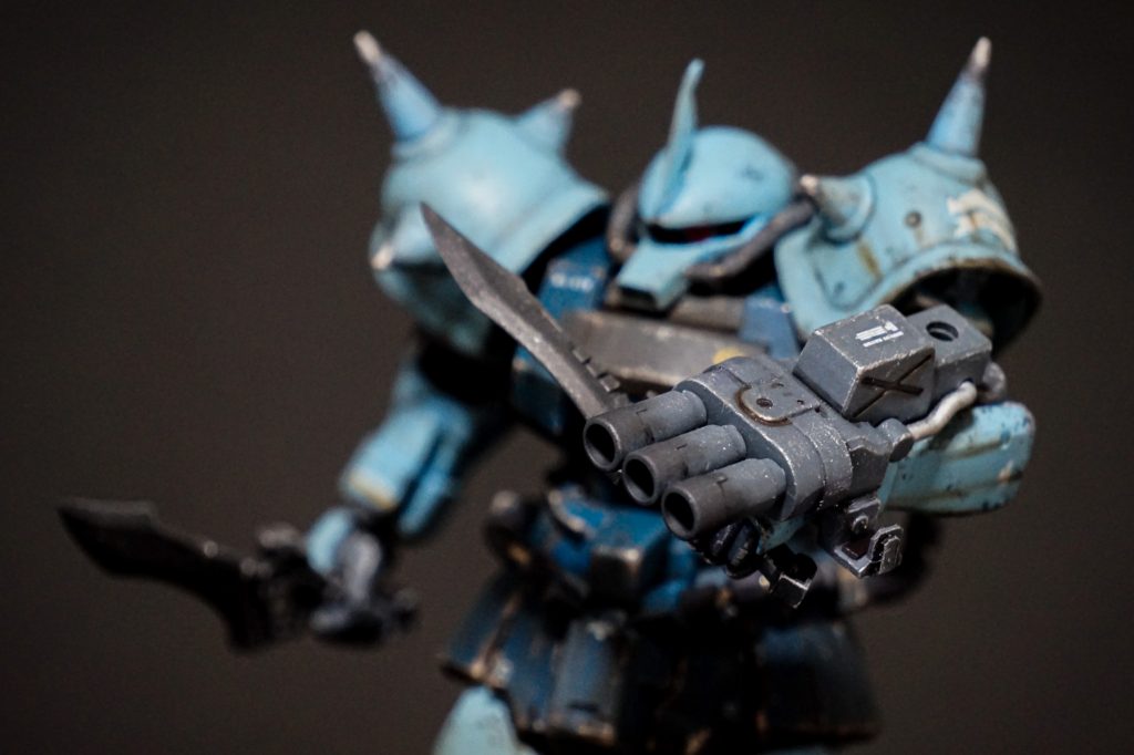 新規装備のヒートブレイド。MGブルーフレームセカンドリバイのものです。刃をシャープに研ぎ出し、3連装ガトリング砲の両端にマウントラッチを増設しました。ネオジム磁石で取り付けします。写真のように手持ちの他、マウントしたまま質量を活かして攻撃することも可能です！