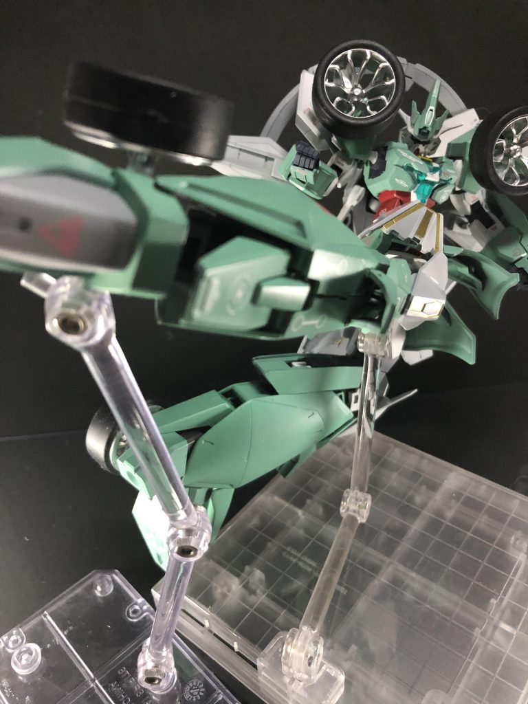 そしてゴン太脚の蹴りです！

足は1／100のセイバーガンダムの足を使用しています！

大迫力ですね！