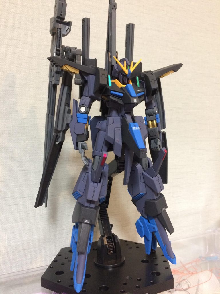 本体の立ち姿です。実は、ガンプラを作り始めて3体目の過去作で、ちょうど一年前に撮影した写真でした。ビルドファイターズすら知らなかった時に、ZZⅡのガンプラを何かのきっかけで見て、そのカッコよさに一目惚れして購入。特に顔と脚に魅力を感じたのですが、全体的なカラーリングが好みではなかったので、宇宙世紀に実際にあったらという想像をしながら、買ったばかりのガンダムマーカーエアブラシシステムで初めてほぼ全塗装したガンプラです。グレーはファントムグレーとガンダムメカグレーの2色、青はアドバンスセットのスカイブルーだったと思います。