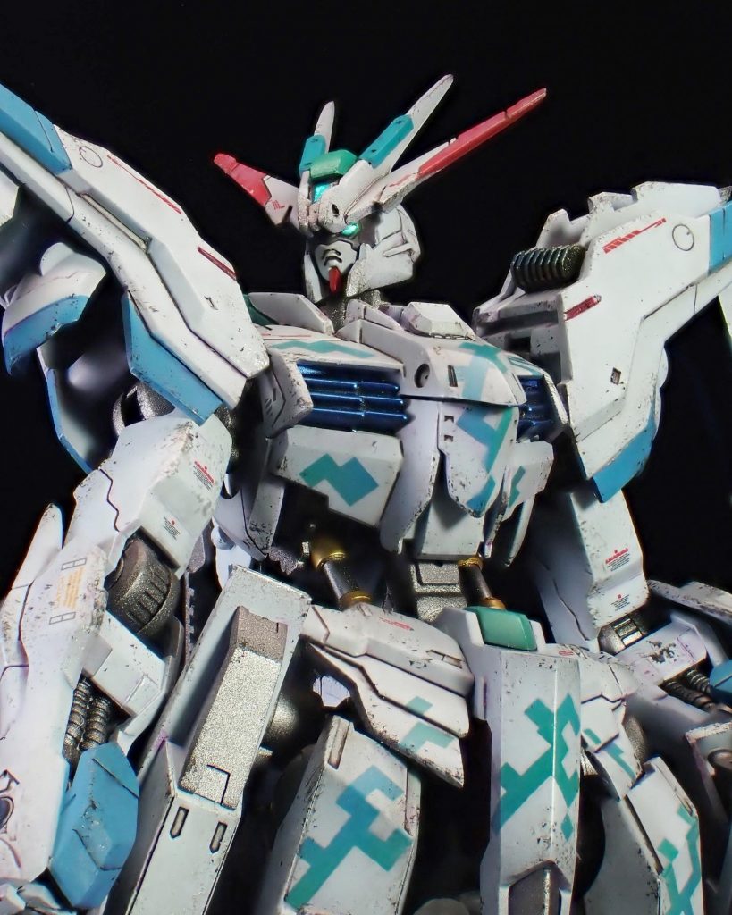 目とおでこのセンサーは付属シールの上から透明レジン を垂らして固めています。