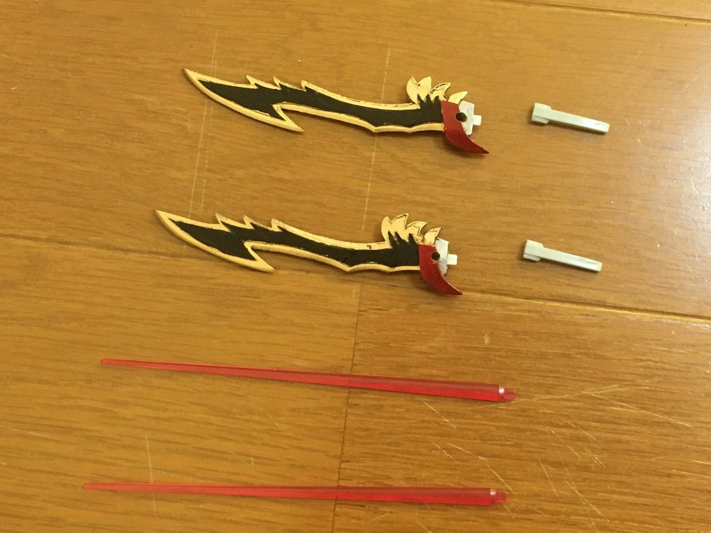 剣と持ち手は分離して、持ち手はビームサーベルとしてそのまま使用可能で、剣はソードピットとして自立稼動するという設定です。