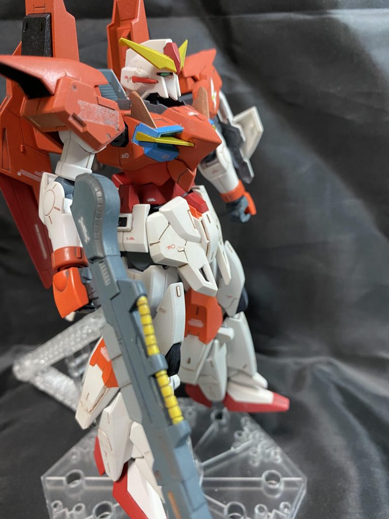 右から。ライフルはテルティウムの元ネタ、ガンダムMkⅢの時代から考え百式とライトニングのパーツのミキシングで。